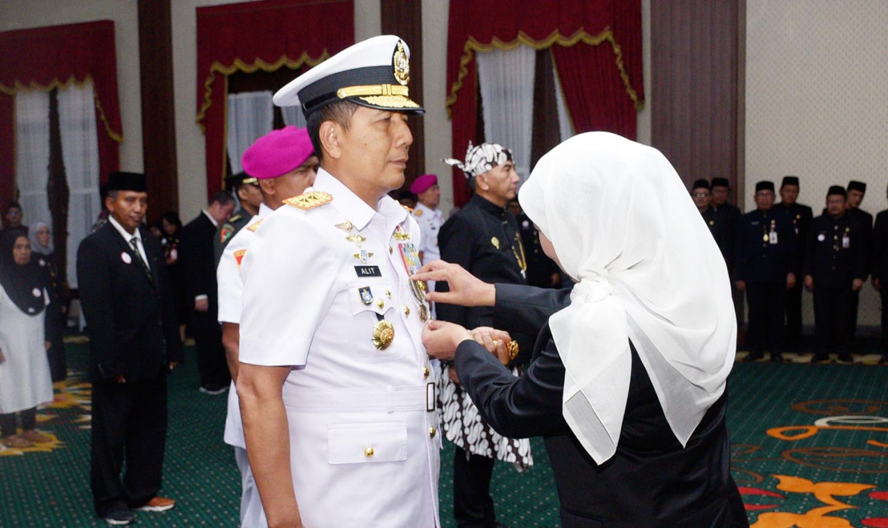 Jer Basuki Mawa Beya, Pangkoarmada II Dianugerahi Lencana Emas HUT ke-80 Jatim