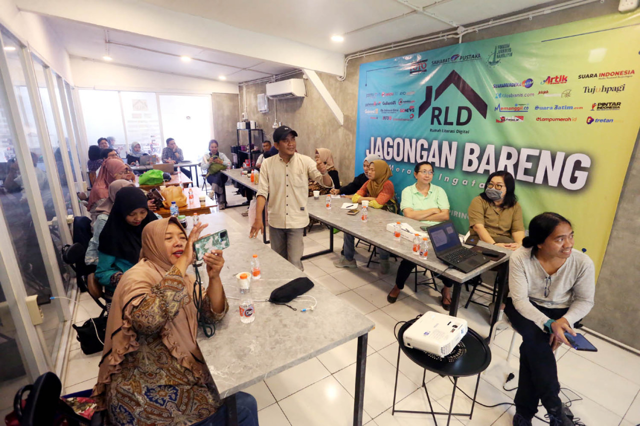 Puluhan pelaku UMKM mengikuti pelatihan digital marketing di Rumah Literasi Digital (RLD), di Balai RW-RLD, Jl Kaca Piring 6 Surabaya, Selasa (30/9/2025). (Foto: Ali Masduki/jatimnow.com)