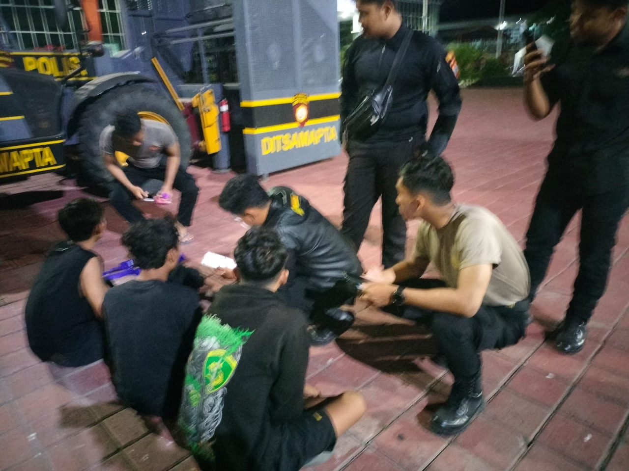 Foto: Polisi di Gresik amankan tiga pemuda pengedar pil koplo (Polres Gresik/jatimnow.com)