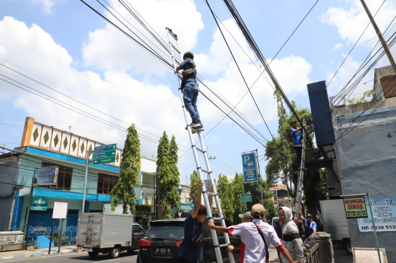 Diskominfo Tulungagung Tertibkan Jaringan Kabel Fiber Optik yang Semrawut