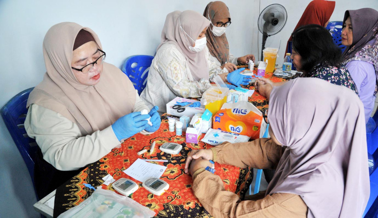 Pemeriksaan kesehatan dan terapi iTeraCare bagi warga RW 07 Kelurahan Tosaren, Kecamatan Pesantren, Kota Kediri. (Foto: Tim Pengmas for jatimnow.com)