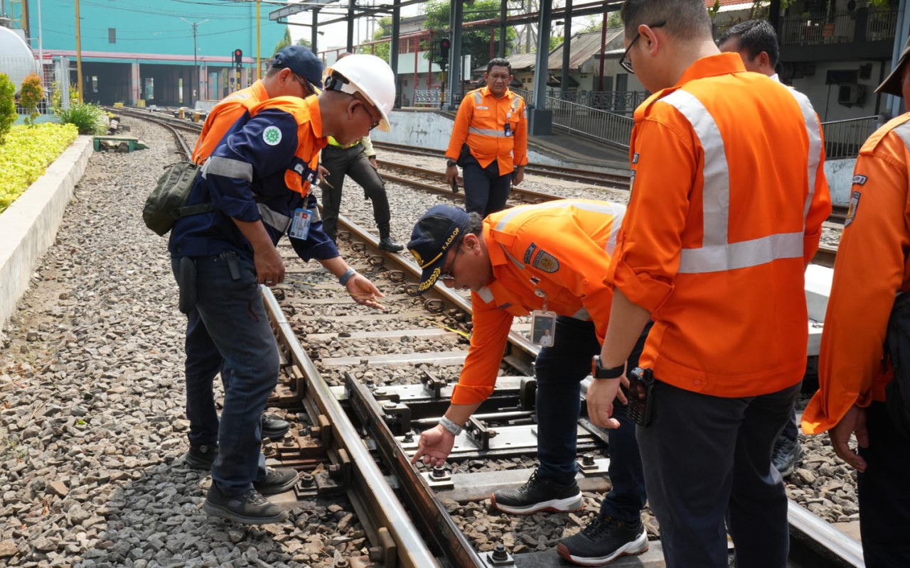 Kegiatan pengecekan lintas (jalan rel) dan stasiun secara menyeluruh pada Kamis (9/10/2025). (Foto/Humas KAI)