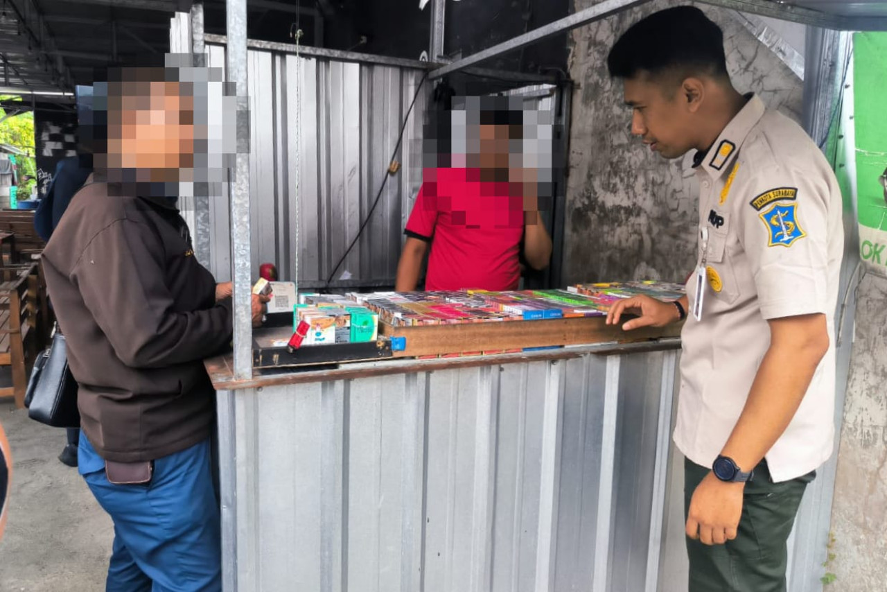 Temuan rokok ilegal dari sebuah warkop di Surabaya (foto: Satpol PP Surabaya for jatimnow.com)