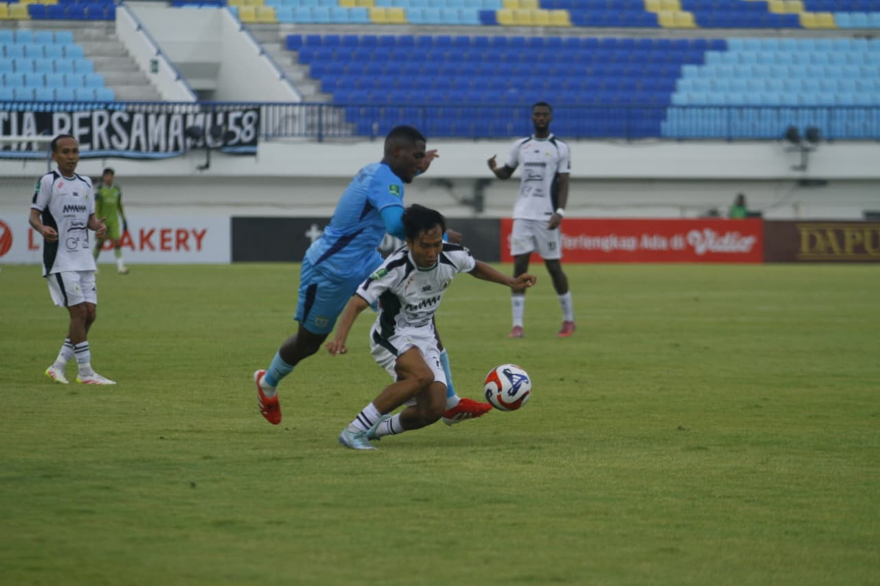 Persela Lamongan vs PSS Sleman berakhir 2-1 atas kemenangan tuan rumah. (Foto: Adyad Ammy Iffansah/jatimnow.com)
