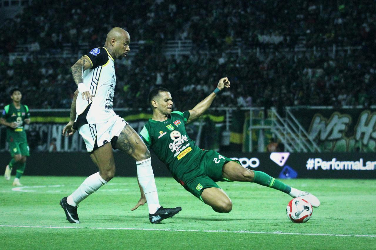 Defender Persebaya Leo Lelis berusaha menghalau laju bola dari pemain Persija Gustavo Almeida. (Foto: Sahlul Fahmi/jatimnow.com).