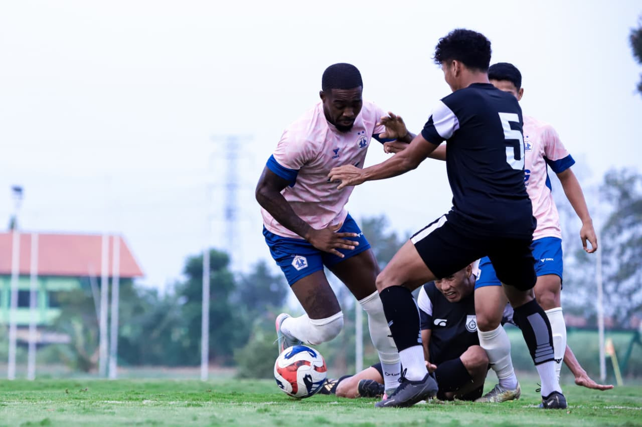 Persik Kediri saat latihan bersama Gresik United. (Foto: Persik Kediri/jatimnow.com)
