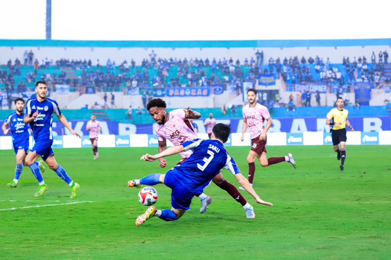 Pemain Persik Kediri Lugo mencoba lewati hadangan pemain PSIM Jogja. (Foto: Persik Kediri/jatimnow.com)