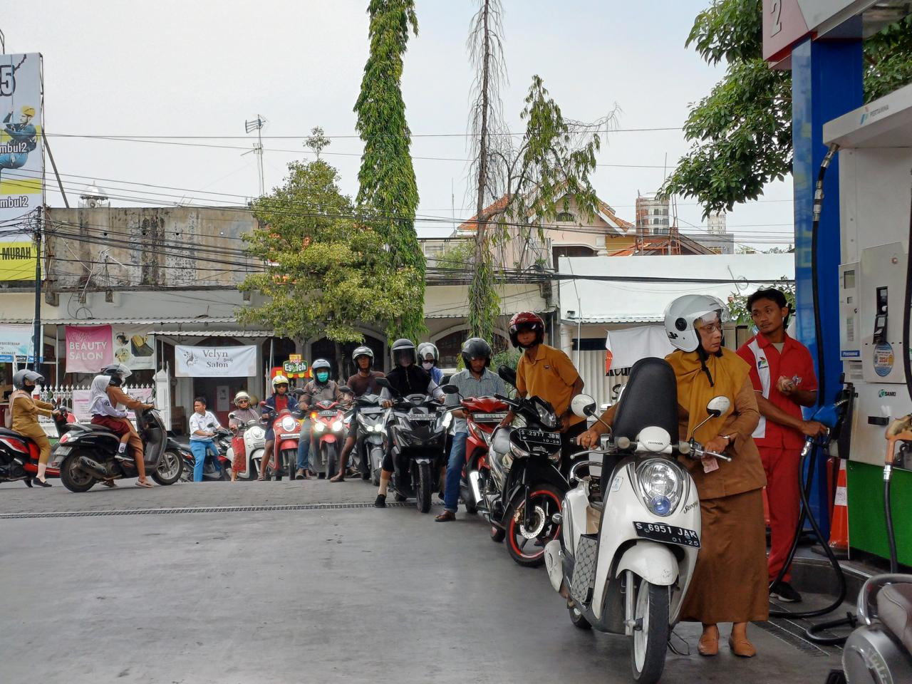 Pengguna roda dua memadati jalur pengisian BBM jenis Pertamax di SPBU Jetis, Lamongan. (Foto: Adyad Ammy Iffansah/jatimnow.com)