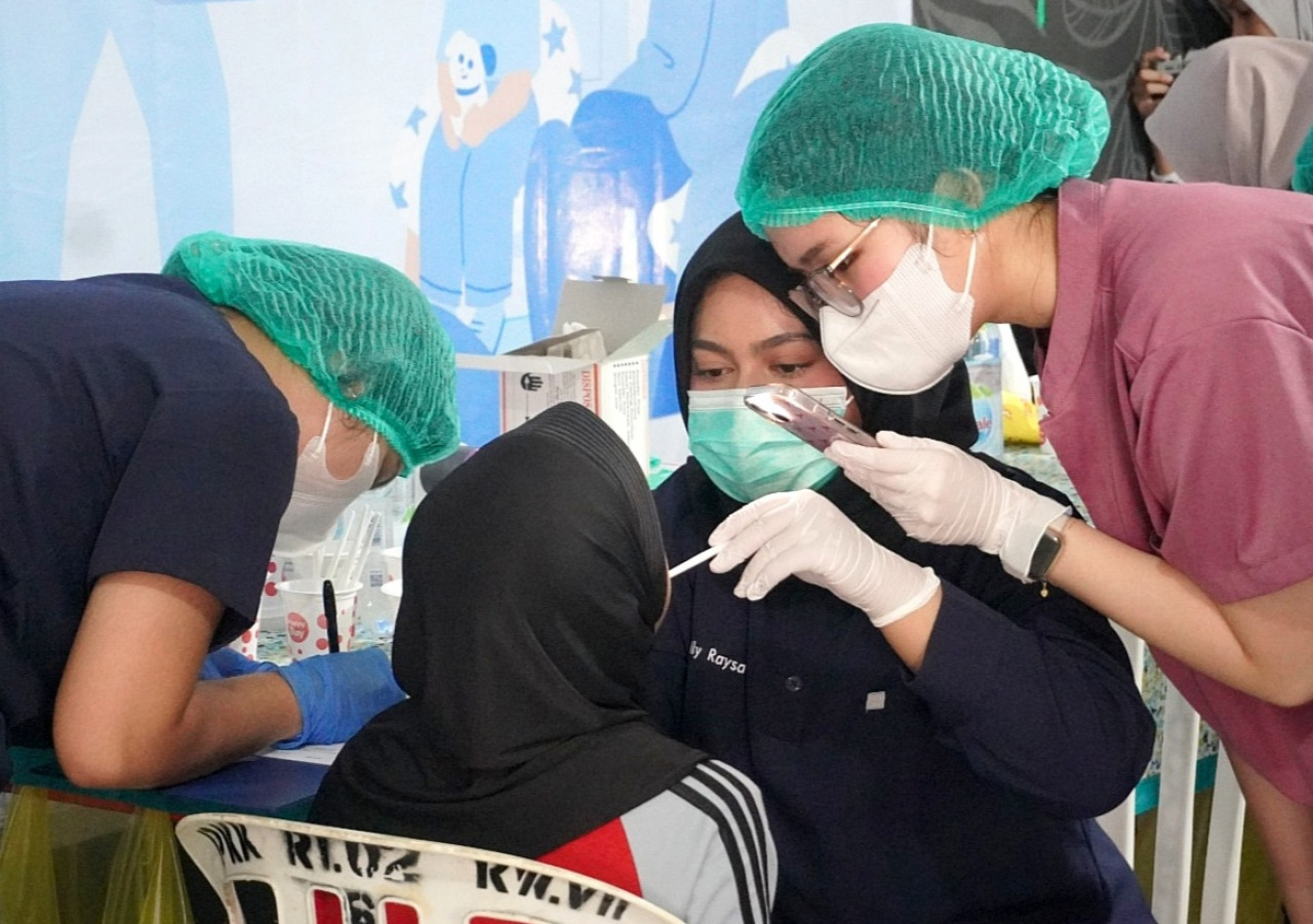 Foto: Kegiatan “Dental Care: Sosialisasi dan Pemeriksaan Gigi Anak” di Kampung Kreasi, RT 02 RW 07, Kelurahan Sidokumpul, Gresik. (Pertamina Lubricants/jatimnow.com))