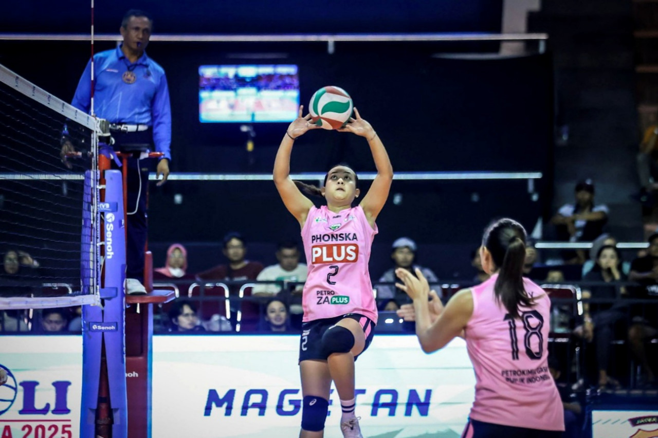 Foto: Pemain Petrokimia Gresik saat bertanding melawan Rajawali 02C di Final Four Livoli Divisi Utama 2025 di Magetan. (PBVSI/jatimnow.com)