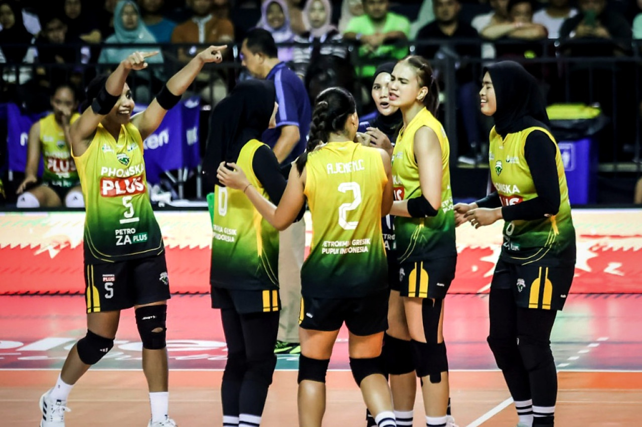 Foto: Tim Petrokimia Gresik Pupuk Indonesia saat melawan Bank Jatim di final four Livoli Divisi Utama 2025. (PBVSI/jatimnow.com)