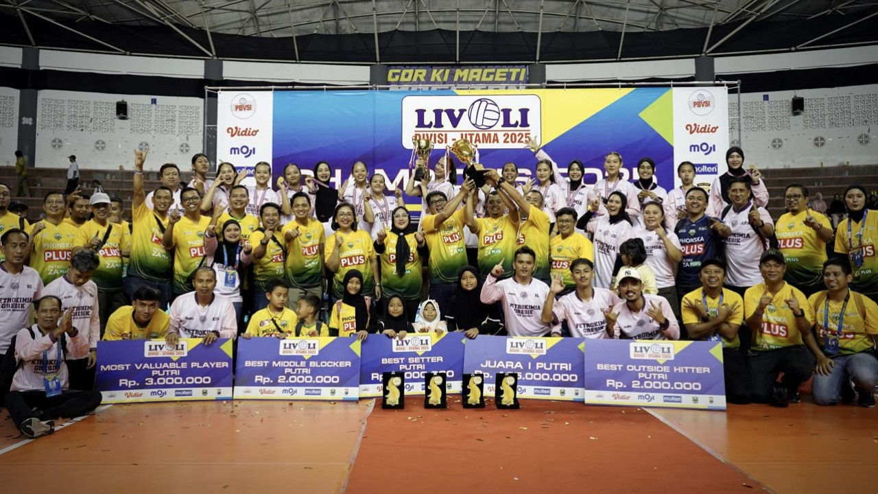 Direktur Utama Petrokimia Gresik, Daconi Khotob foto bersama tim voli putri Petrokimia Gresik Pupuk Indonesia (PGPI) yang sukses mempertahankan gelar juara Livoli Divisi Utama 2025. (Foto: Humas Petrokimia Gresik)