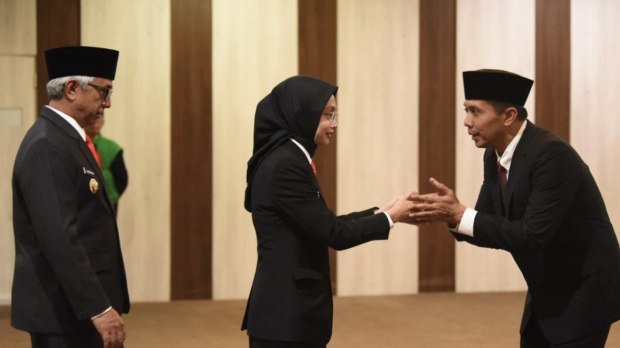 Mbak Vinanda bersalaman dengan Ferry Djatmiko usai pelantikan. (Foto: Pemkot Kediri/jatimnow.com)