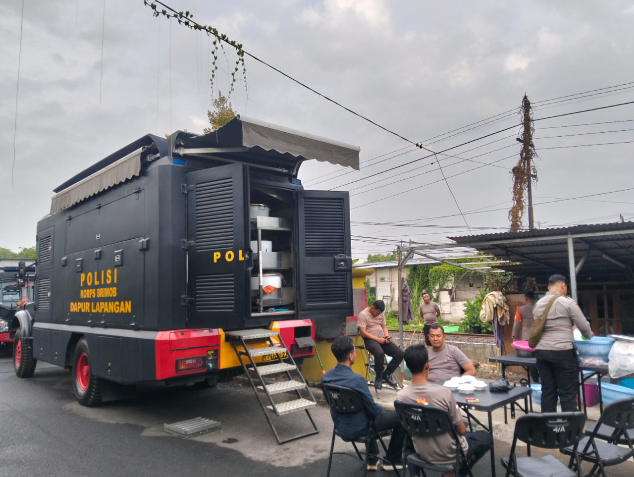 Foto: Personel polisi yang disiagakan untuk membantu proses evakuasi (Polda Jatim/jatimnow.com)