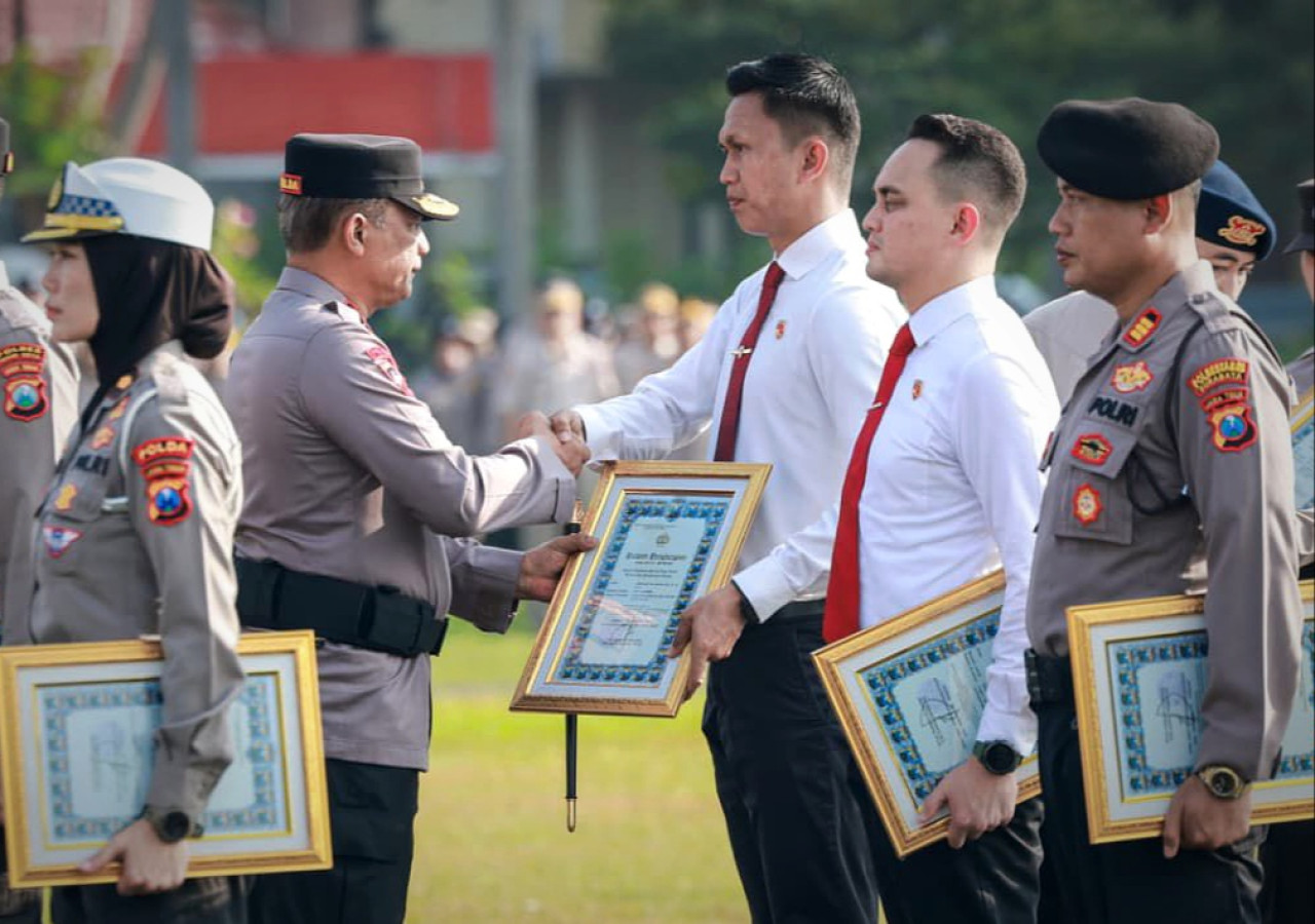 Ungkap Kasus Pembunuhan 1x24 Jam, Satreskrim Polres Gresik Terima Penghargaan