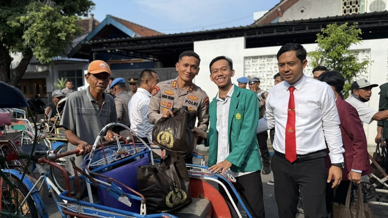 Kapolres Ponorogo AKBP Andin Wisnu Sudibyo, mahasiswa, dan Kasatreskrim Polres Ponorogo AKP Imam Mujali saat menyerahkan paket sembako kepada tukang becak di Mapolres Ponorogo. (Foto: Polres Ponorogo/jatimnow.com)