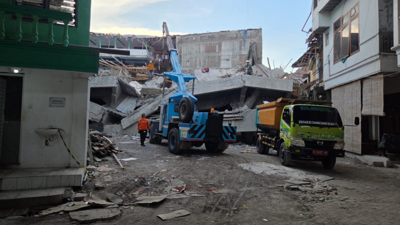 Tim SAR gabungan mulai menggunakan alat berat berupa crane pada Kamis (2/10/2025). (Foto/Basarnas Surabaya)
