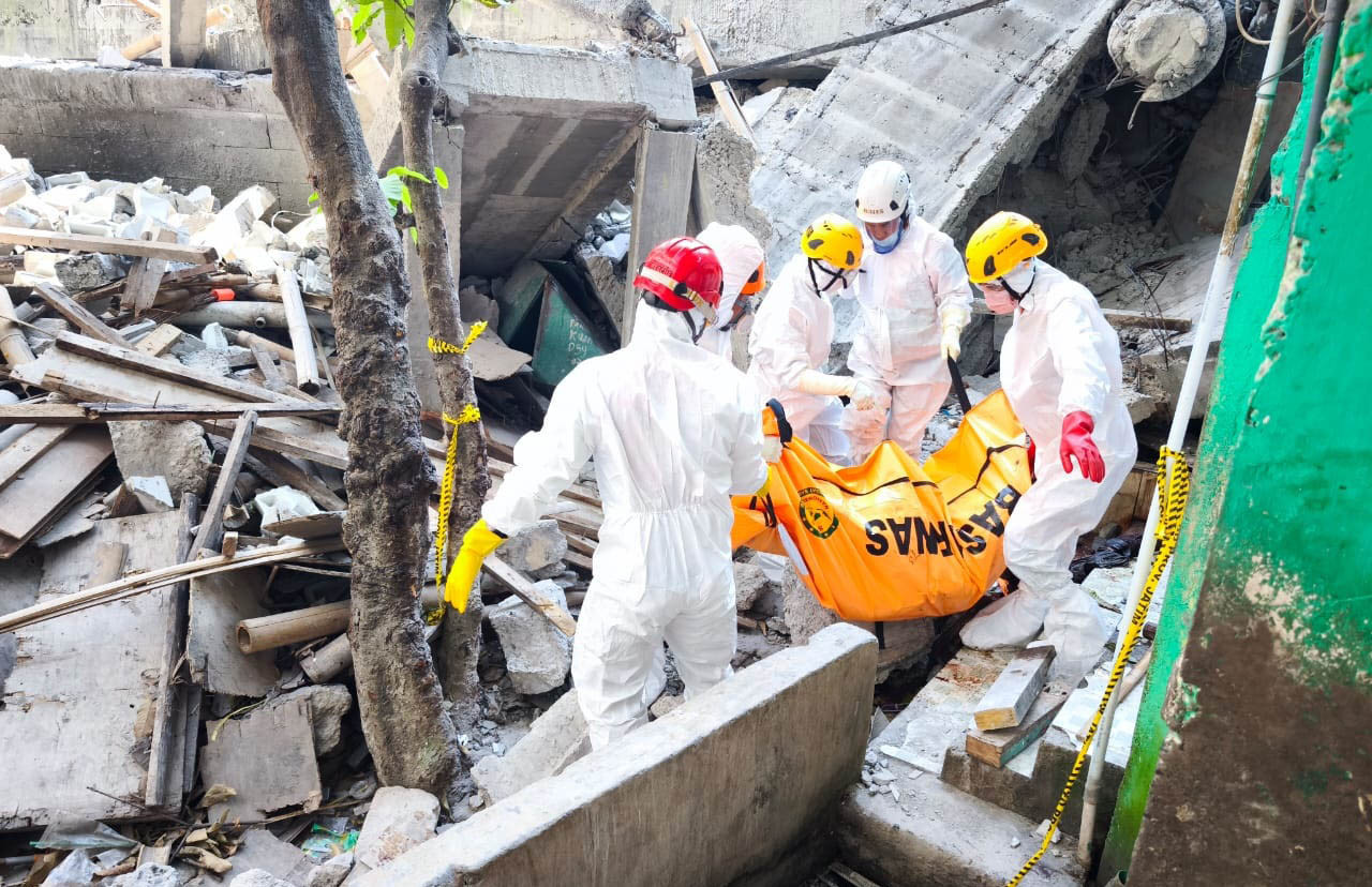 Tim SAR gabungan kembali menemukan lima jenazah pada hari kelima pencarian, Jumat (3/10/2025). (Foto/Basarnas Surabaya)