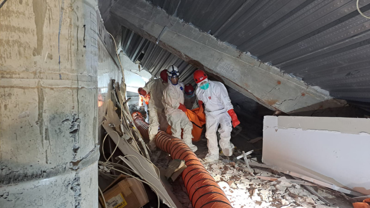 Tim SAR mengevakuasi korban reruntuhan bangunan Ponpes Al Khoziny dalam kondisi meninggal dunia, pada Jumat (03/10/2025) sore. (Foto/Basarnas Surabaya)
