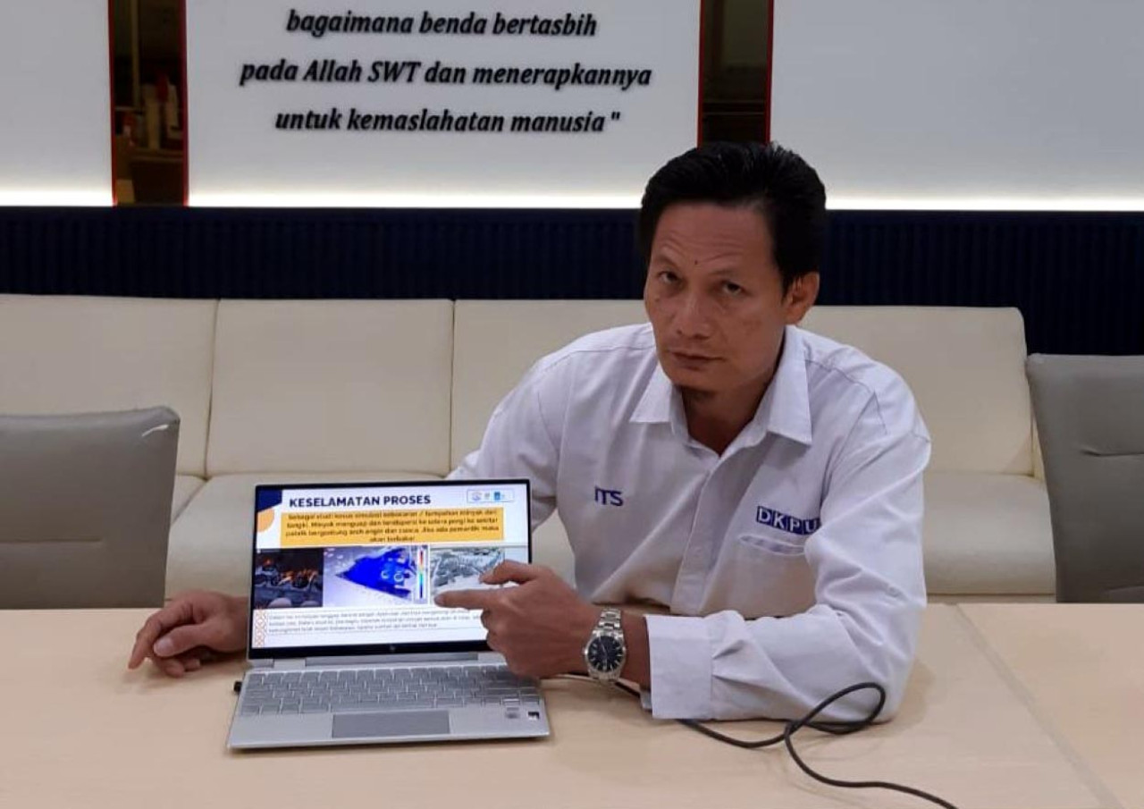 Guru Besar ke-234 ITS Prof Ir Juwari ST MEng PhD menekankan pentingnya integrasi rekayasa sistem dengan keselamatan proses dalam industri kimia. (Foto/Humas ITS for jatimnow.com)
