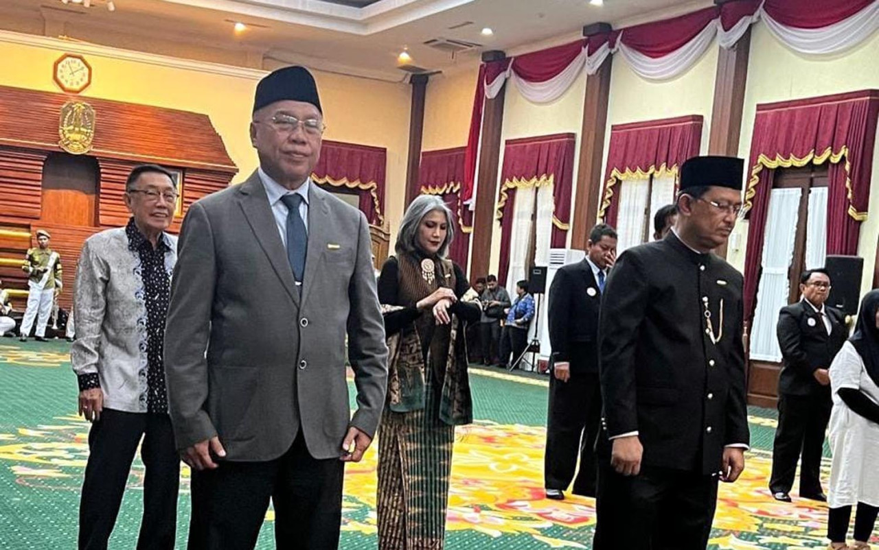 Prof. Sukadiono ketika menerima Lencana Kehormatan Jer Basuki Mawa Beya, di Gedung Negara Grahadi, Minggu (12/10/2025). (Foto/Humas UM Surabaya)