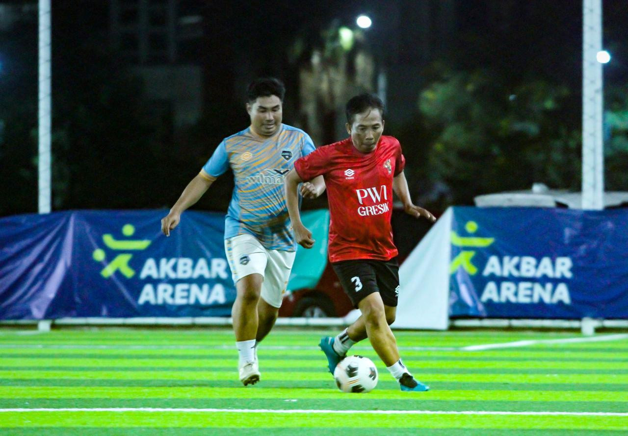Gelandang PWI Gresik As'adi Ikhsan dibayangi defender Wilmar FC Bagus Apriyanto di pertandingan Mini Soccer Fun Game di Akbar Arena Gresik. (Foto: Sahlul Fahmi/jatimnow.com)