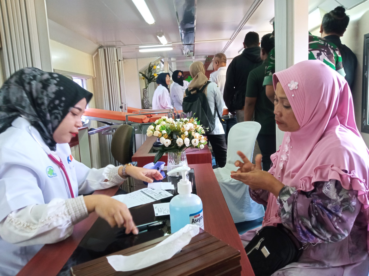 Foto: Masyarakat sekitar Stasiun Ledokombo Jember melakukan pemeriksaan (Sugianto/jatimnow.com)