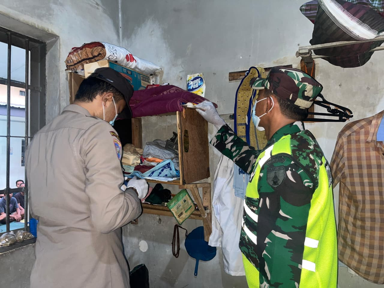 Penggeledahan kamar tahanan Lapas Tulungagung. (Foto: Lapas Tulungagung/jatimnow.com)