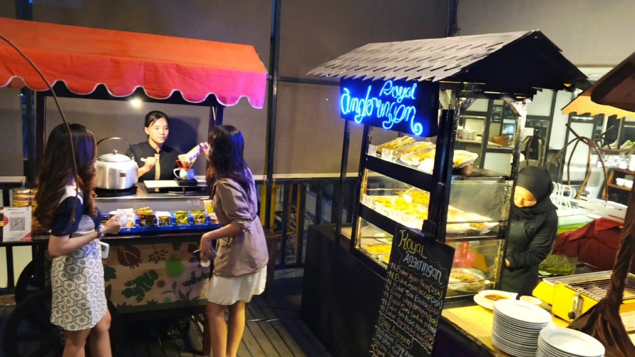 Hotel Regantris Cendana Surabaya menghadirkan Royal Angkringan, pengalaman bersantap yang memadukan cita rasa tradisional Nusantara. (Foto: Ali Masduki/JatimNow.com)