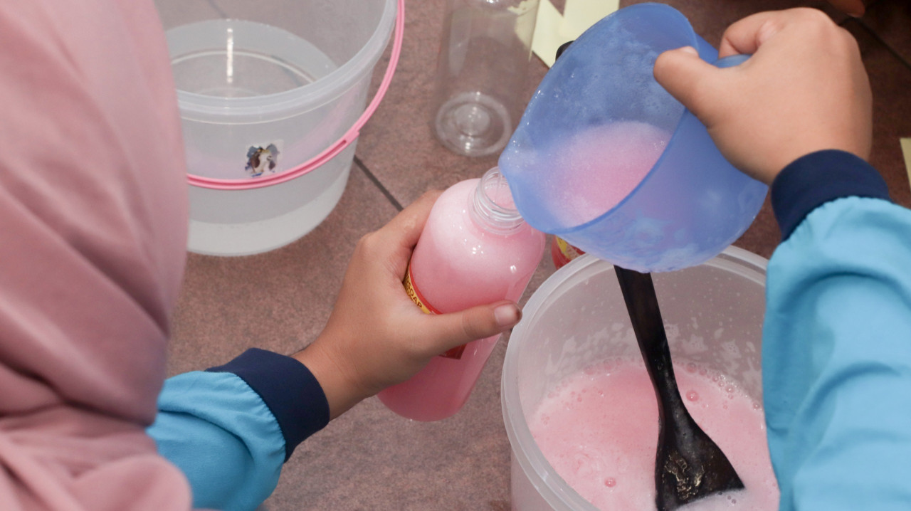 Pelatihan membuat sabun yang diikuti puluhan warga binaan Lapas Kediri. (Foto: Lapas Kediri/jatimnow.com)