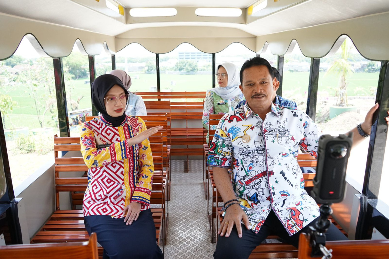 Wali Kota Kediri Vinanda Prameswati (kiri) bersama Wali Kota Madiun Maidi (kanan) saat berkeliling ke TPA Winongo. (Foto: Pemkot Kediri/jatimnow.com)