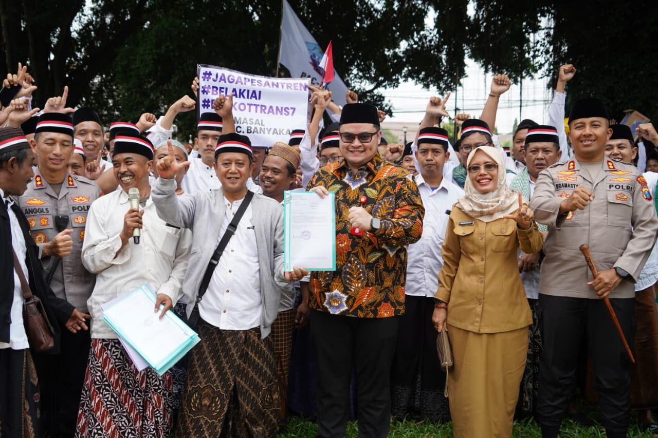 Mas Dhito dan Mbak Dewi bersama santri di depan Pemkab Kediri. (Foto: Pemkab Kediri/jatimnow.com)