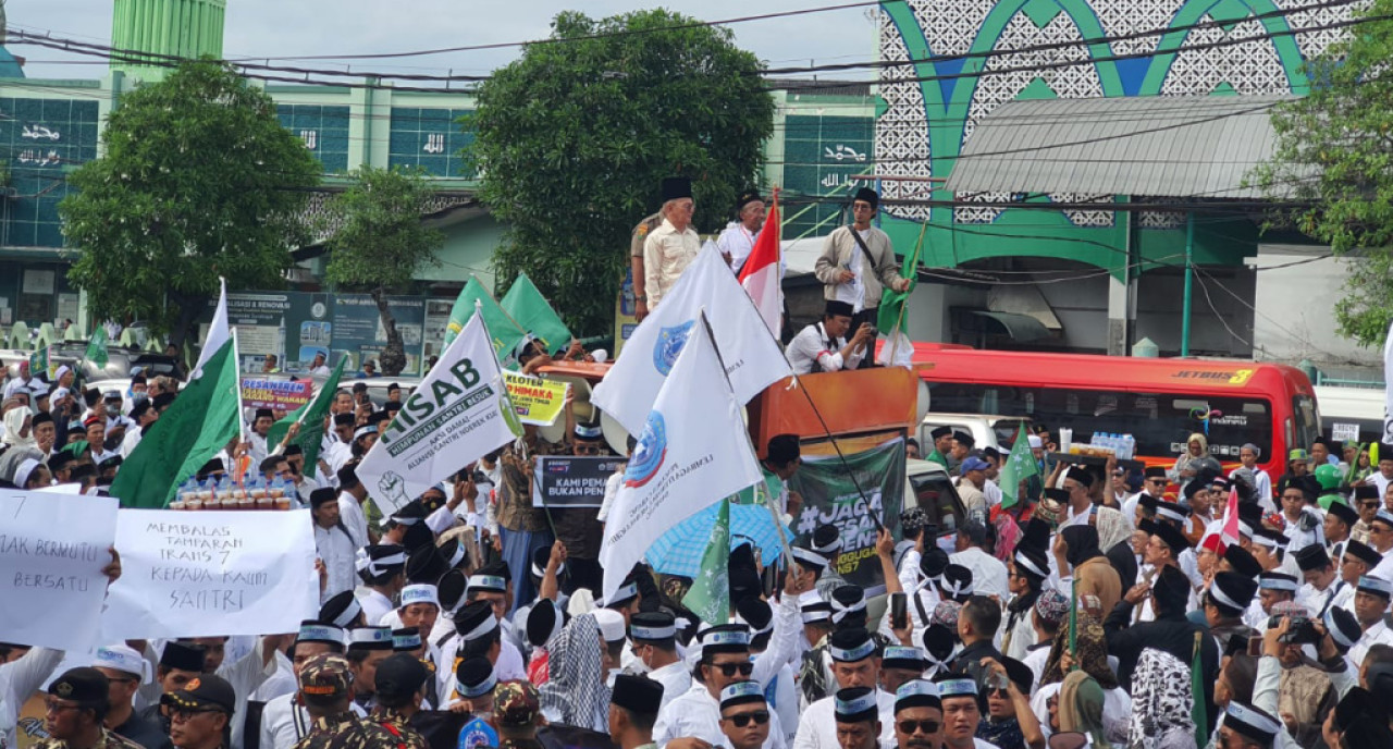 Ribuan santri Jawa Timur demo di DPRD Jatim, mengecam tayangan "Xpose Uncensored" Trans7 yang dinilai melecehkan pesantren. (Foto: FJN for jatimnow.com)
