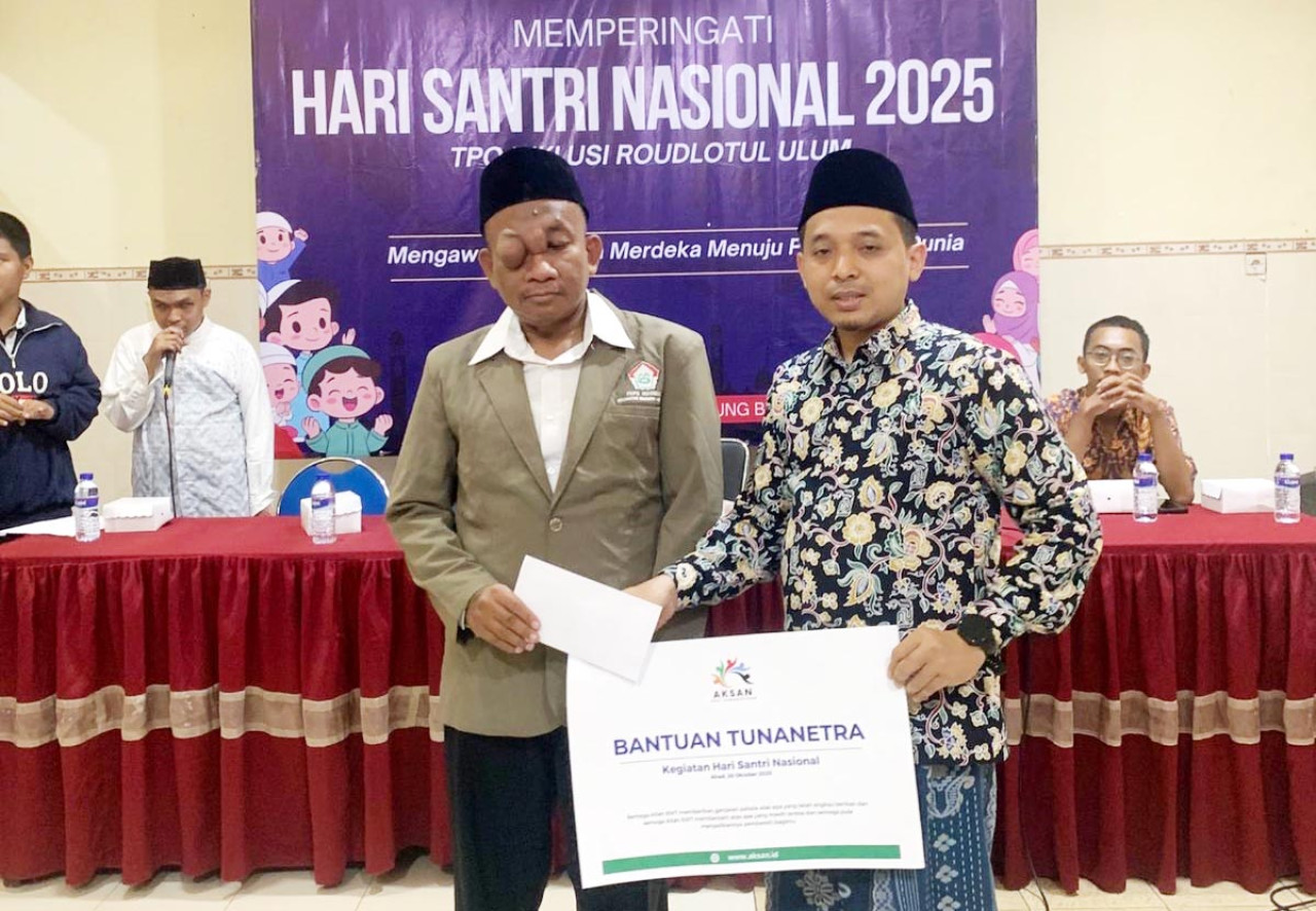 Penyerahan Bantuan Tunatera dalam rangkaian Lomba Hafalan dan Baca Al Quran Braille di Surabaya, Minggu (26/10/2025). (Foto: FJN for JatimNow.com)