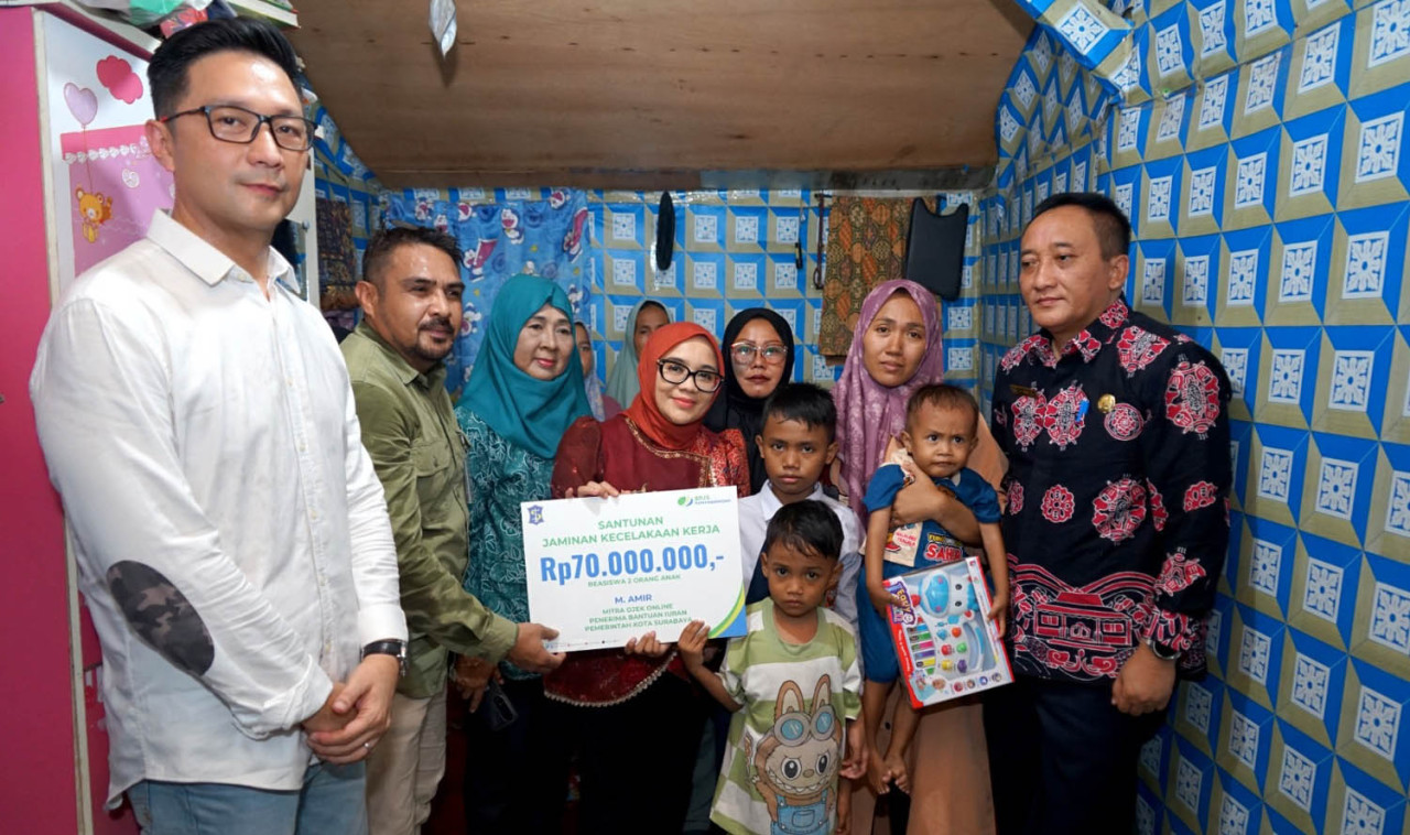 BPJS Ketenagakerjaan bersama Pemkot Surabaya dan perwakilan PT Gojek menyerahkan santunan kepada keluarga almarhum M. Amir yang meninggalkan 3 orang anak dan 1 anak dalam kandungan. (Foto: Ali Masduki/jatimnow.com)
