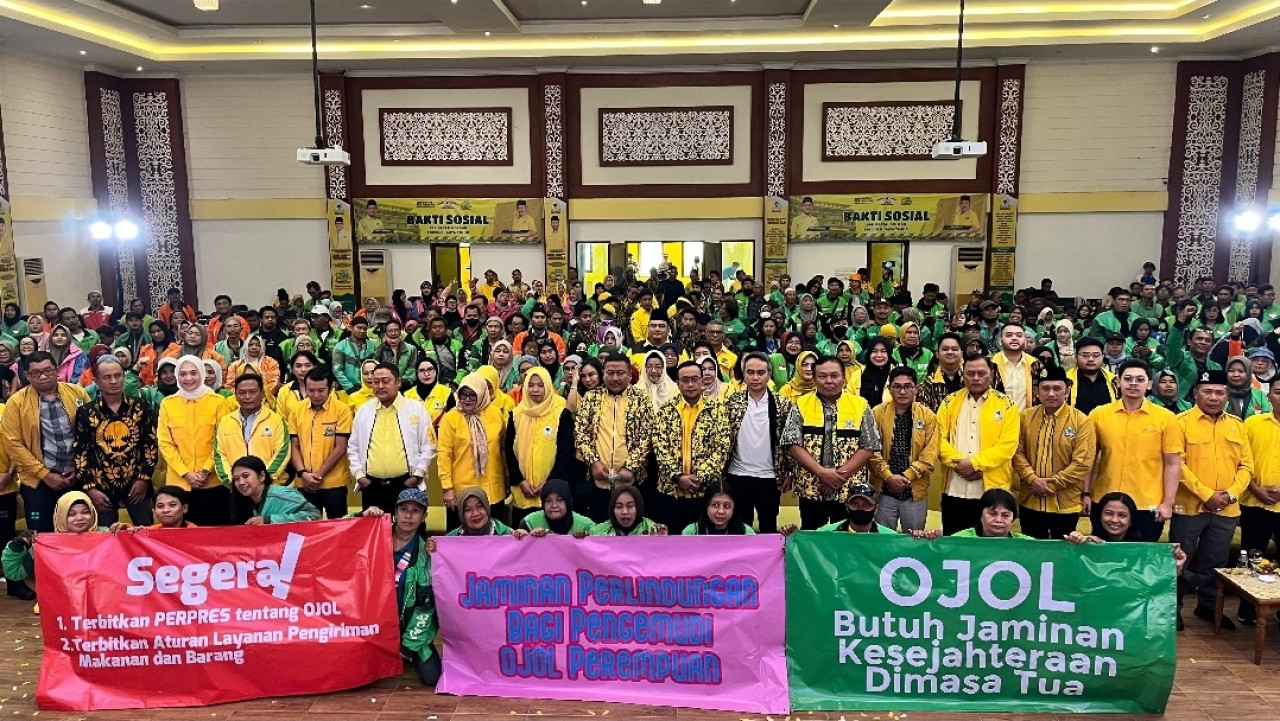 Ratusan ojol menyampaikan tuntutan di Rumah Aspirasi Golkar Jatim (foto: Ni'am/jatimnow.com)