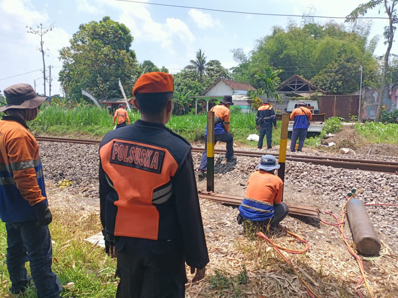 Penutupan jalur sebidang liar oleh petugas Daop 7 Madiun. (Foto: Daop 7 Madiun/jatimnow.com)