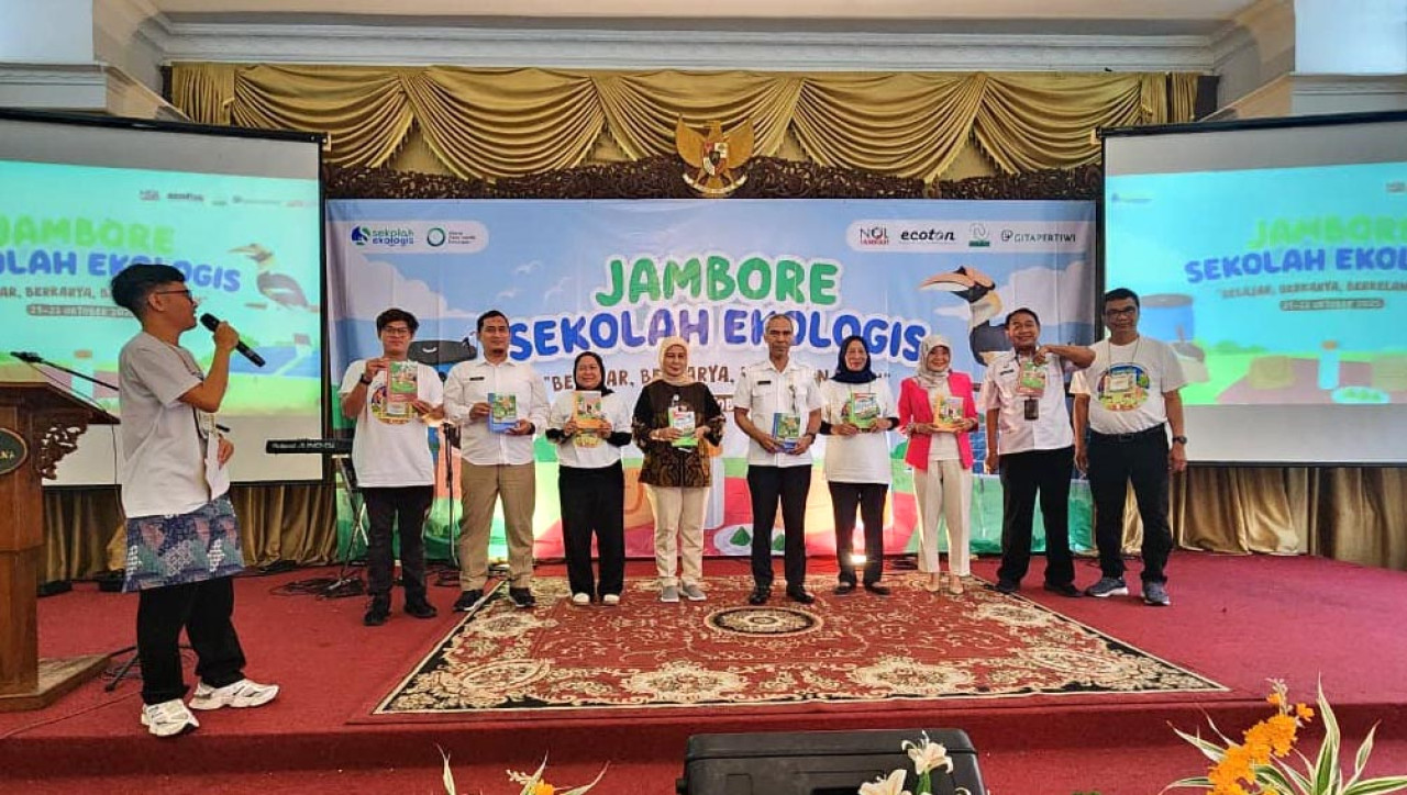 Aliansi Zero Waste Indonesia (AZWI) meluncurkan Modul Sekolah Ekologis Nasional di Solo. Program ini dorong pendidikan ramah lingkungan melalui kolaborasi murid, guru, dan komunitas. (Foto: AZWI for JatimNow.com)