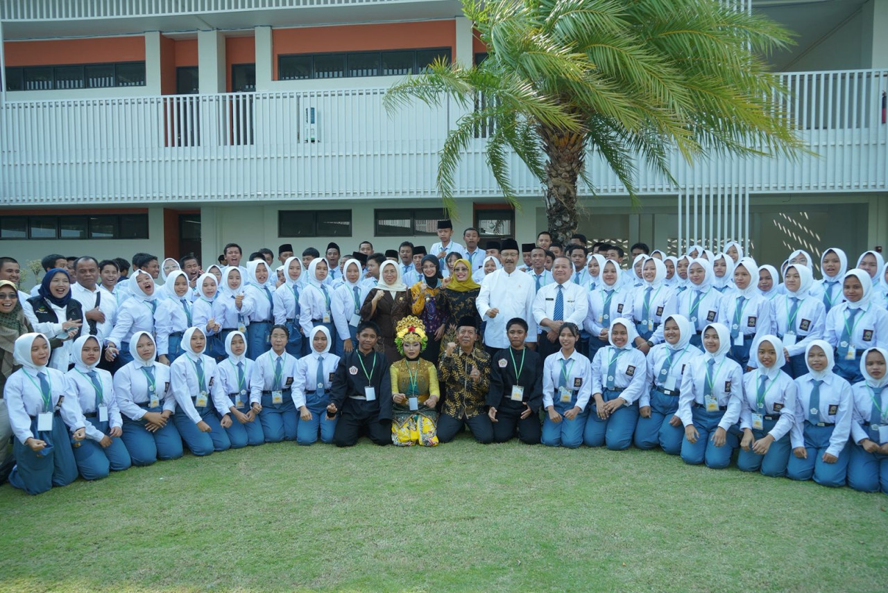 Gus Ipul dan Mbak Dewi foto bersama siswa-siswa sekolah rakyat di Kediri. (Foto: Pemkab Kediri/jatimnow.com)