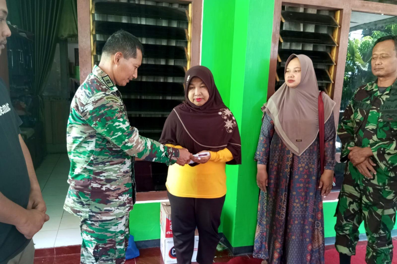 Senapati 96 tunjukkan solidaritas TNI dengan memberikan bantuan kepada keluarga Almarhum Peltu Dwi Heri. (Foto/jatimnow.com)