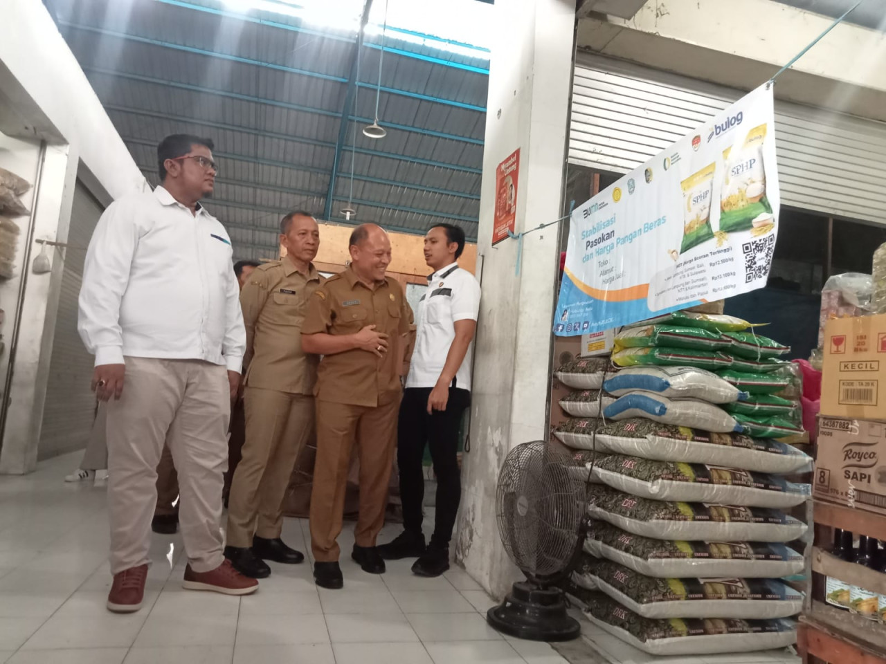 Foto: Satgas Pangan dan Bulog Tulungagung lakukan sidak beras di Pasar Ngunut. (Bramanta/jatimnow.com)