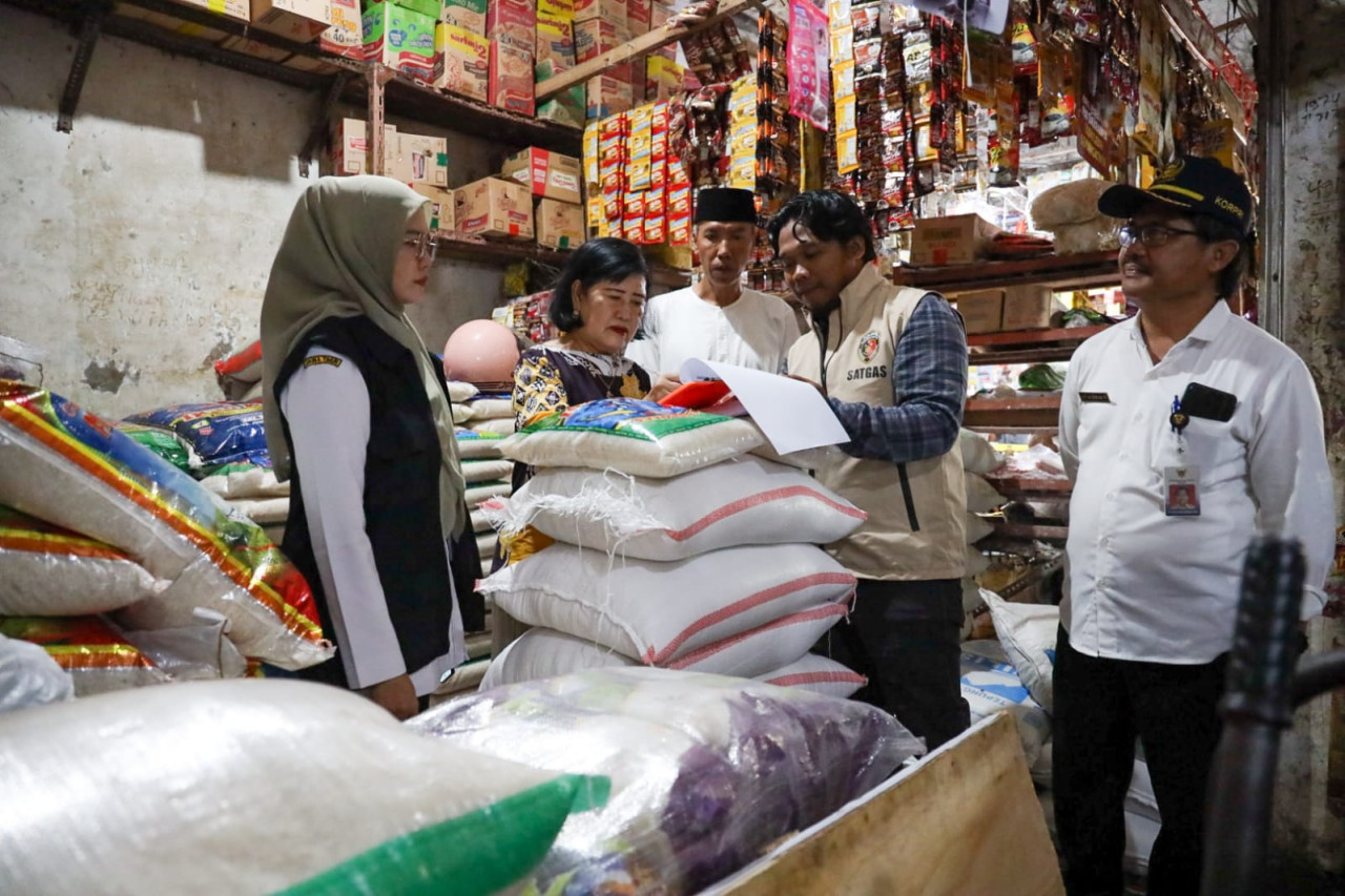 Foto: Petugas gabungan saat melakukan sidak beras di Kota Kediri. (Pemkot Kediri/jatimnow.com)