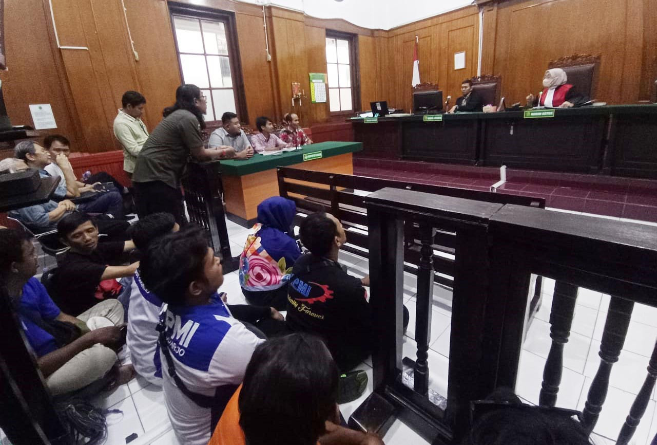 Sidang pra peradilan antara Andry Irawan, pemohon yang juga seorang aktivis BEM Nusantara, melawan Polda Jawa Timur kembali ditunda pada Rabu (9/10/2025). (Foto: Ali Masduki/jatimnow.com)