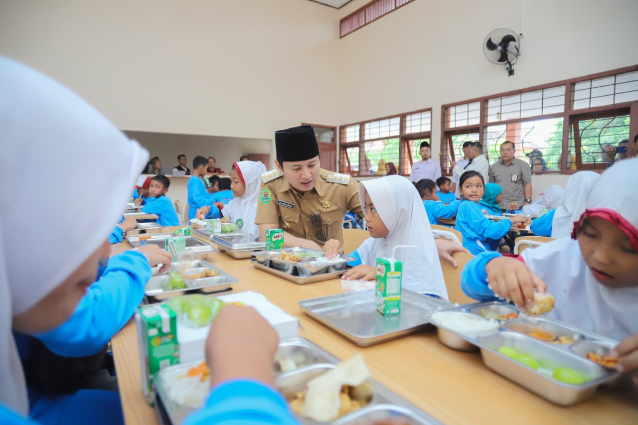 Foto: Bupati Trenggalek, Mochamad Nur Arifin bersama siswa Sekolah Rakyat (Prokopim/jatimnow.com)