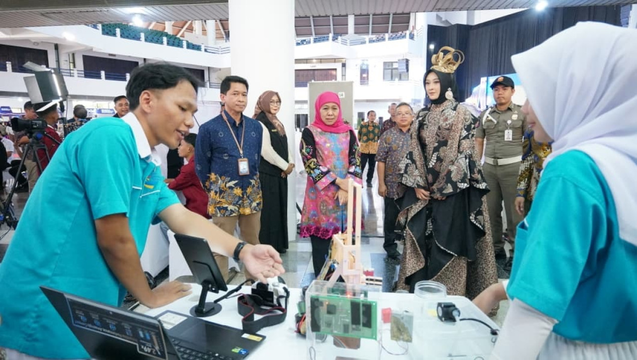 Rektor ITS Prof. Bambang Pramujati, bersama Gubernur Jawa Timur Khofifah Indar Parawansa, saat mengunjungi stand produk para peserta MEA 2025. (Foto/Humas ITS)