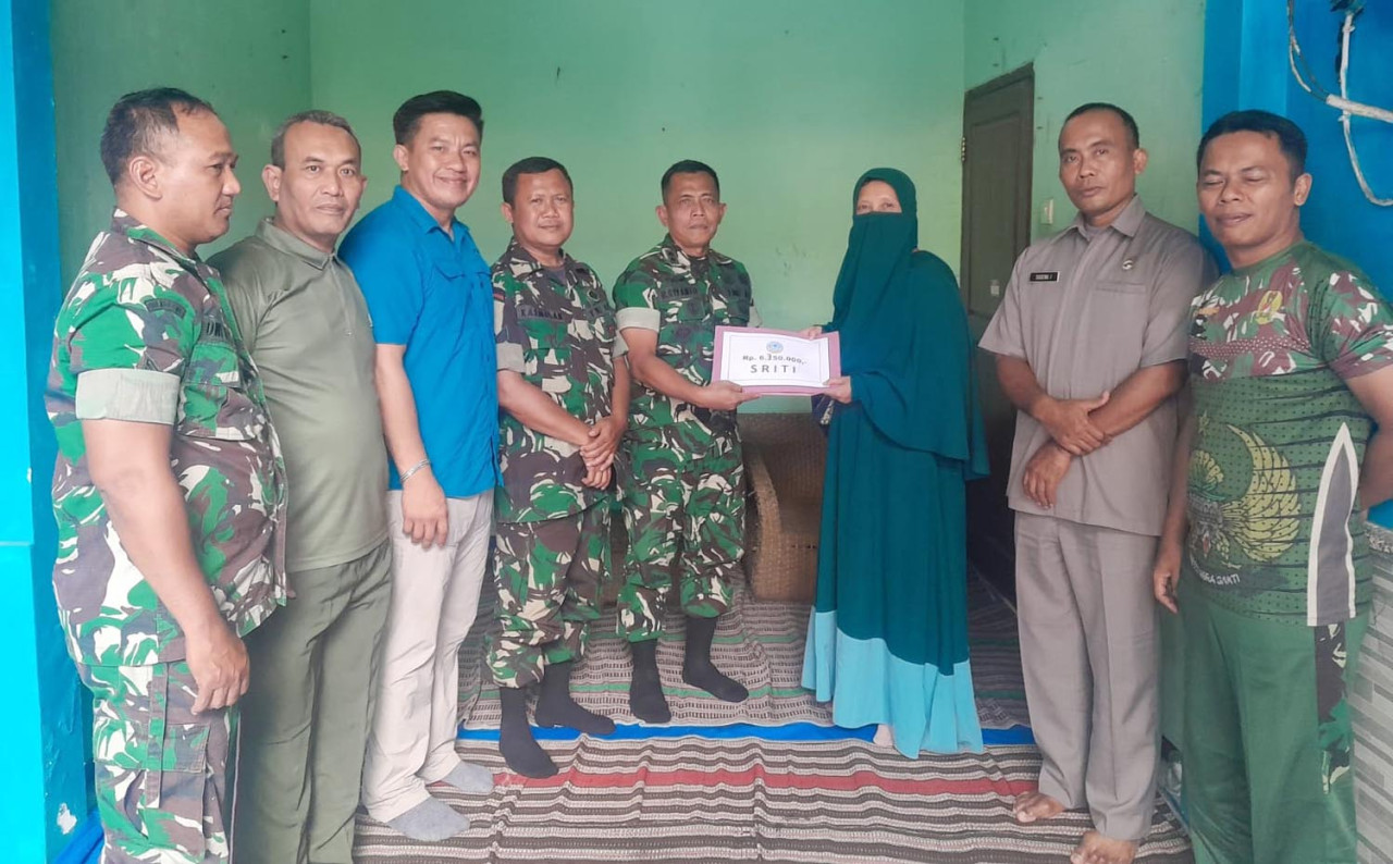 Ikatan Paguyuban SRITI kunjungan takziah dan penyerahan santunan kepada keluarga almarhum Peltu Bambang Murgianto. (Foto/Dok SRITI)