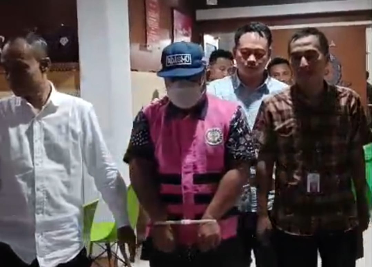 SR digelandang ke mobil tahanan Kejari Jember. (Foto: Sugianto/jatimnow.com)