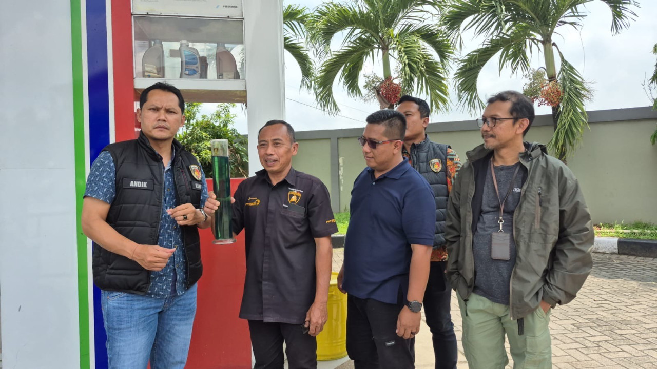 Petugas Polres Ponorogo bersama Pemkab Ponorogo memeriksa kualitas BBM di SPBU Trunojoyo, Kelurahan Tambakbayan, Kecamatan Ponorogo. (Foto: Ahmad Fauzani/jatimnow.com)