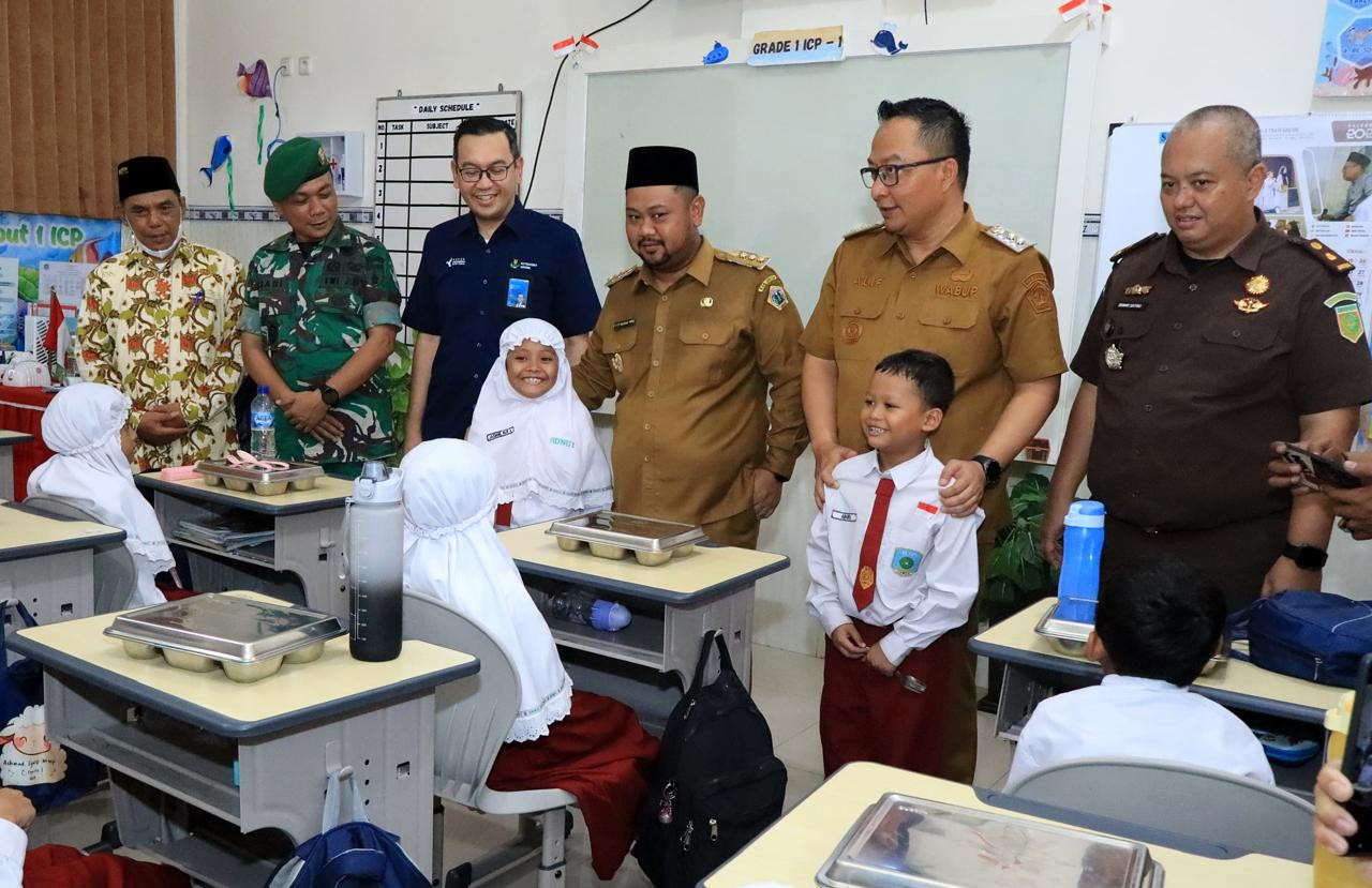 Bupati Gresik Fandi Akhmad Yani di acara peresmian SPPG Dapur Hibrid di lingkungan Yayasan Perguruan Pendidikan Nahdlatul Ulama (PPNU) Trate, Gresik. (Foto: Diskominfo Gresik/jatimnow.com)