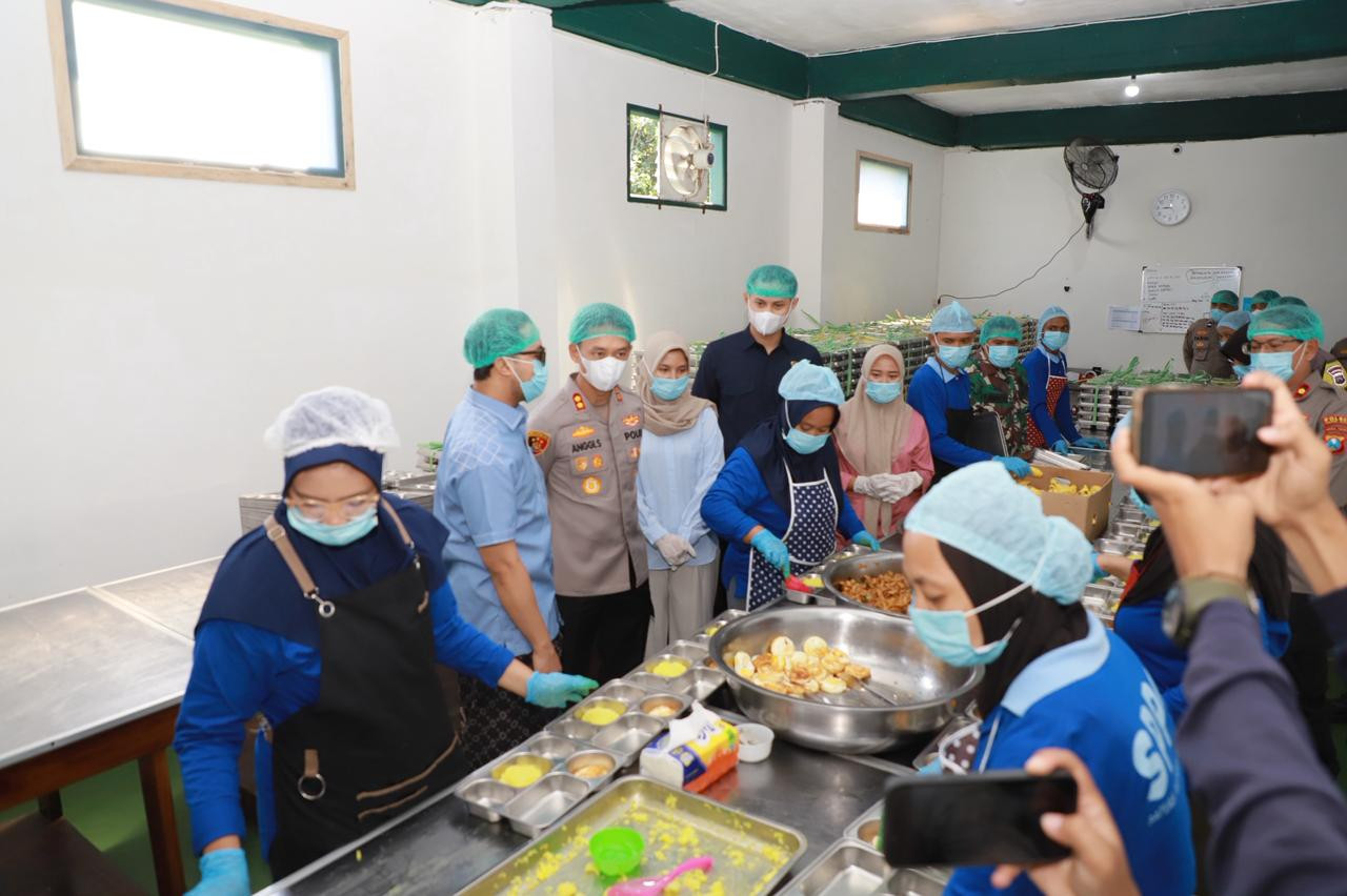 Uji kelayakan di SPPG Pondok Pesantren Al Amien Kediri. (Foto: Polres Kediri Kota/jatimnow.com)